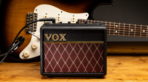 Der neue Vox AC Mini findet Platz in jedem Wohnzimmer, sieht super aus und liefert Sounds in bester Vox-Manier.