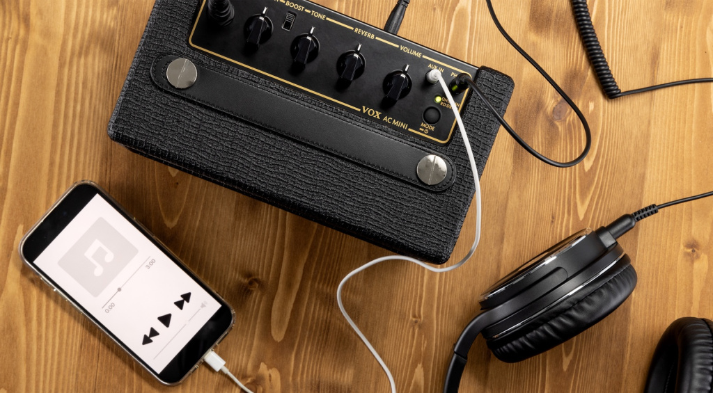 Der neue Vox AC Mini findet Platz in jedem Wohnzimmer, sieht super aus und liefert Sounds in bester Vox-Manier.