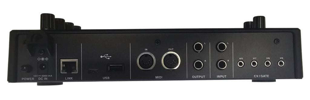 Die Rückseite von Behringer KICK